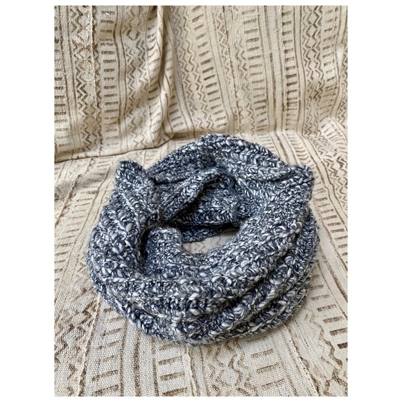 🧣🍩 Wool Donut/Infinity Scarf ♾ - Picture 2 of 6